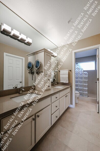 Building Photo - 8653 E Royal Palm Rd