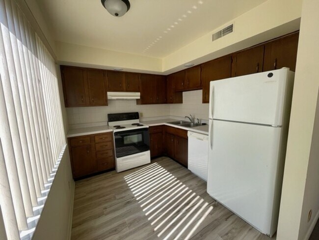 Primary Photo - Manor