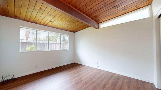 Building Photo - Spacious 3 Bedroom Home Available for Long...
