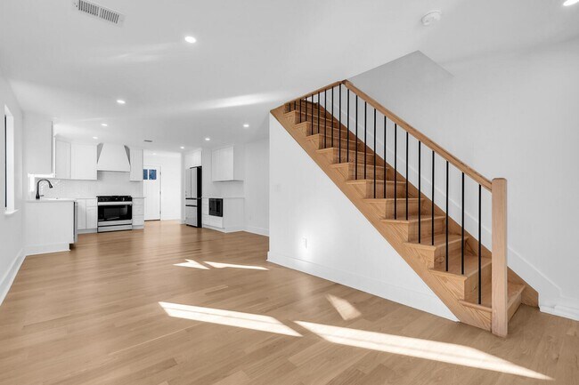 Building Photo - 516 River Rd