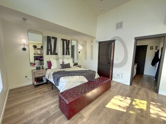 Building Photo - Beautiful Townhouse Steps From Centennial ...