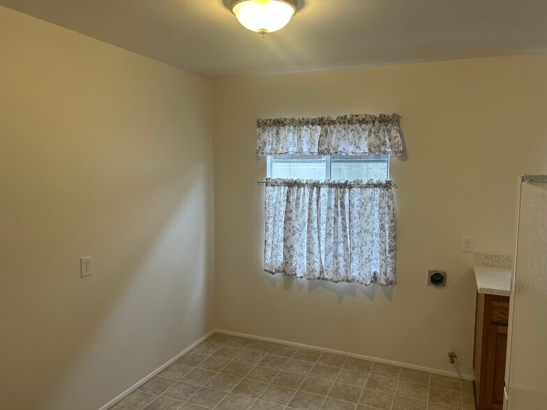 Building Photo - 14421 S Normandie Ave