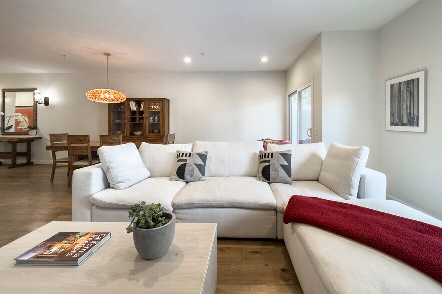 Building Photo - 4505 Carpinteria Ave