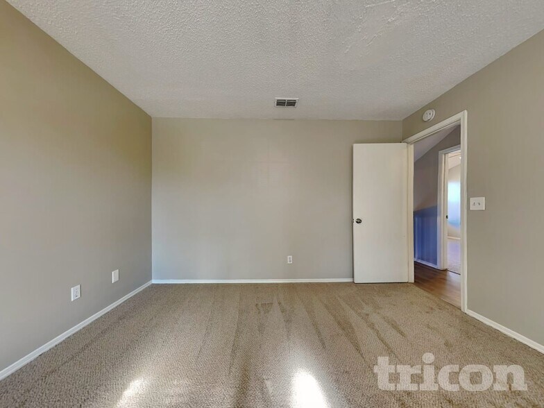 Building Photo - 606 Radnor Ln