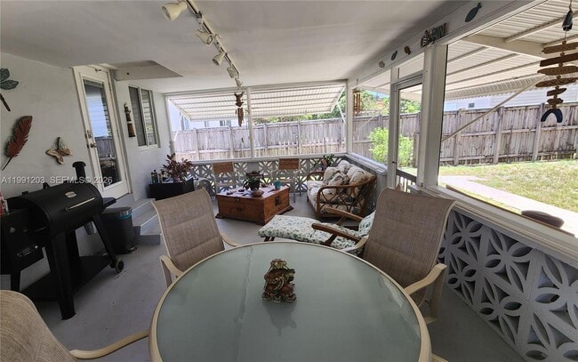 Building Photo - 831 Plover Ave