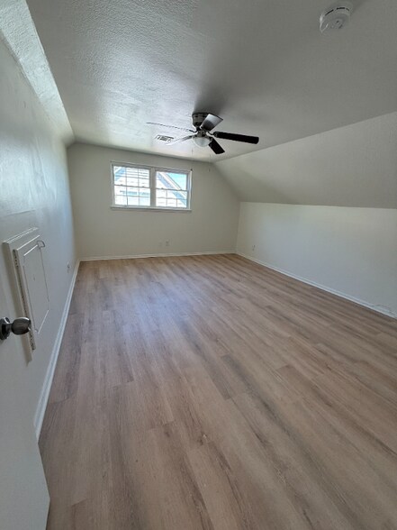 Building Photo - 1300 NW 106th St