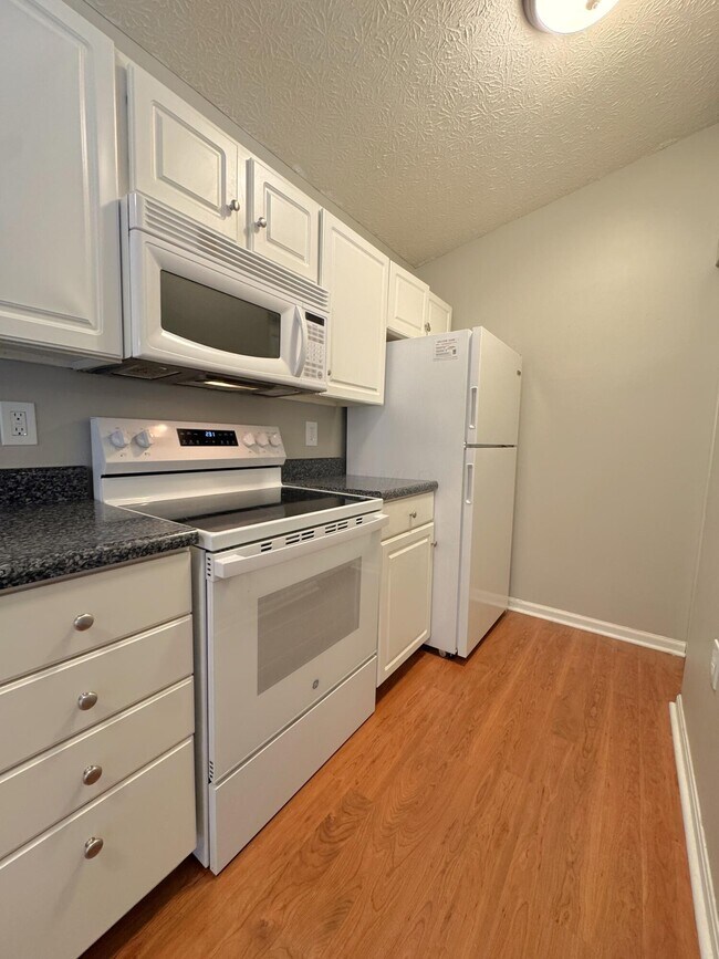 Building Photo - 6829 Meadow Creek Dr