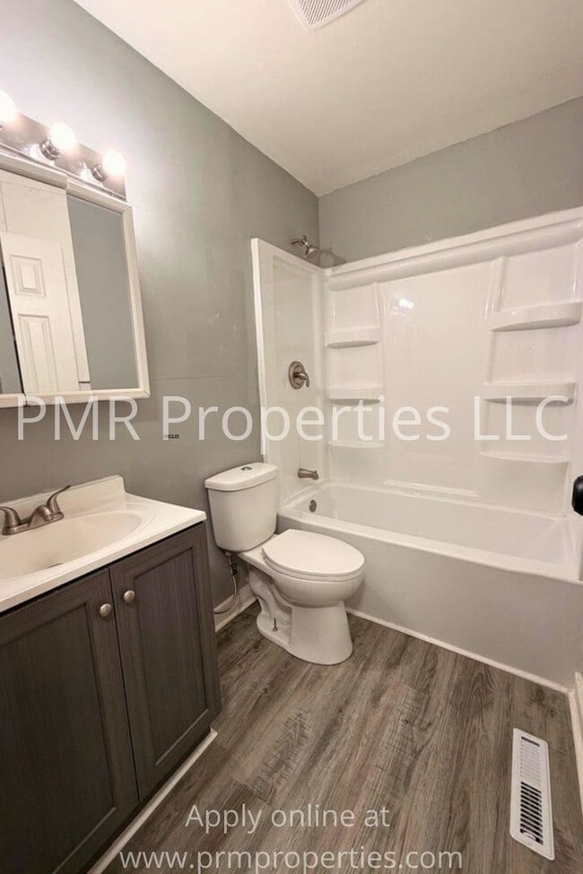 Building Photo - 3 Bedrooms / 1 Bathroom House