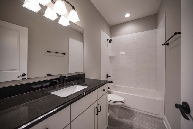 Building Photo - 4 Bedroom 2.5 Bathroom Home
