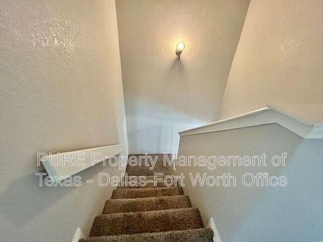 Building Photo - 2415 Oak Manor
