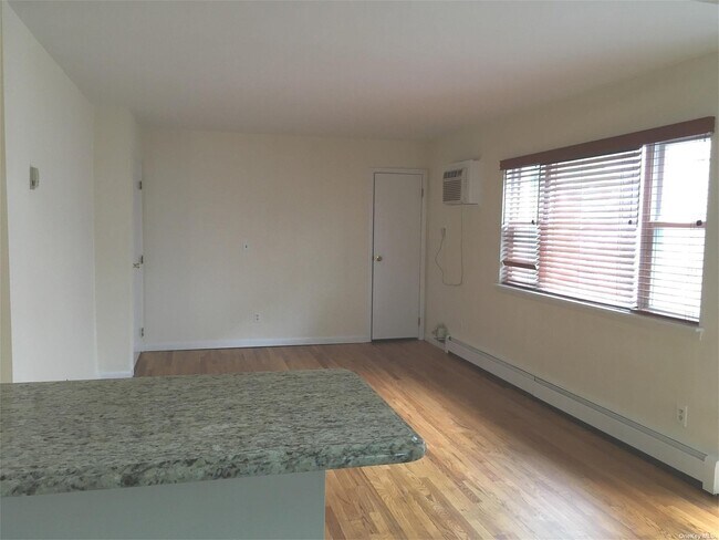 Building Photo - 206-18 45th Rd