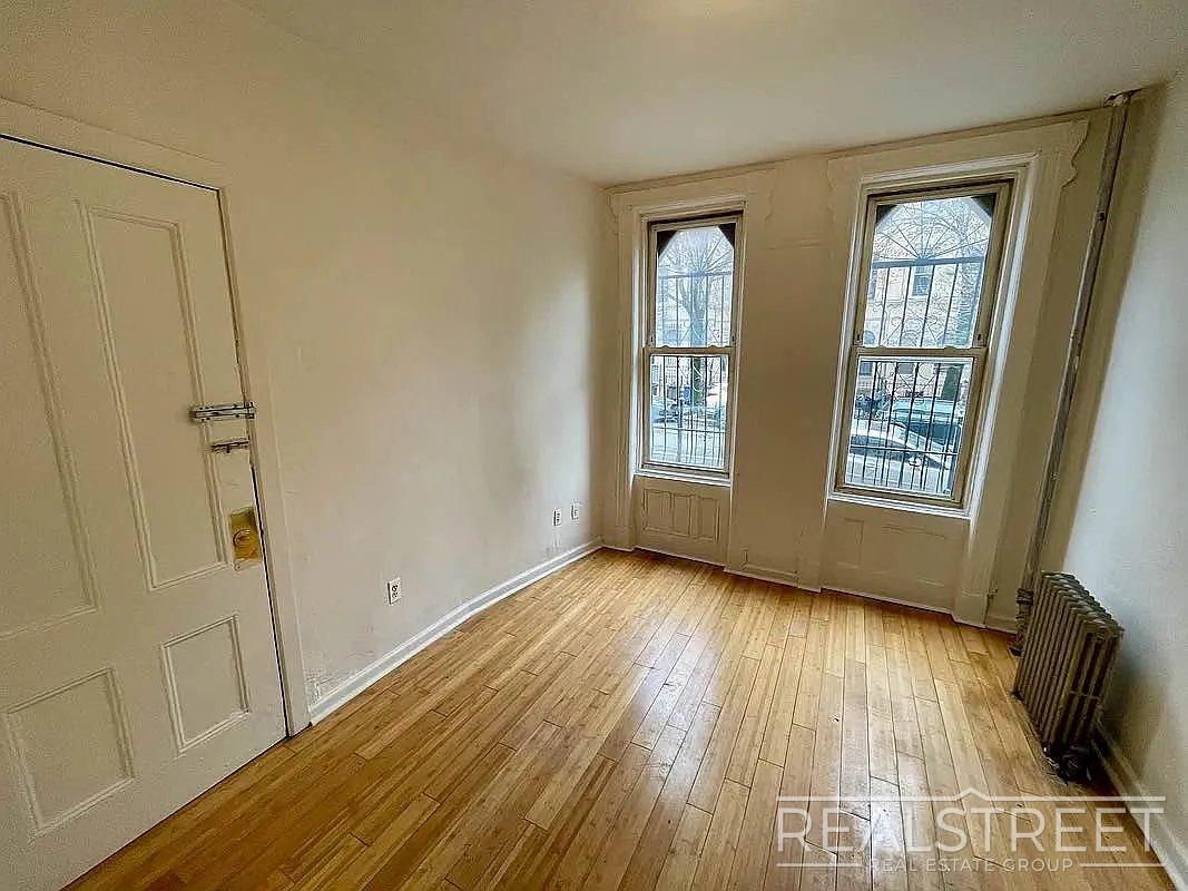 Building Photo - Spacious 3BR Apartment with Backyard Access in Prime Bushwick