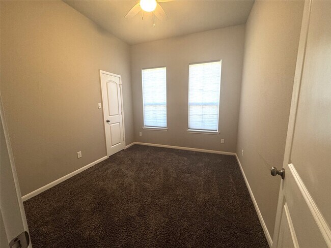 Building Photo - 163 Emery Oak Way