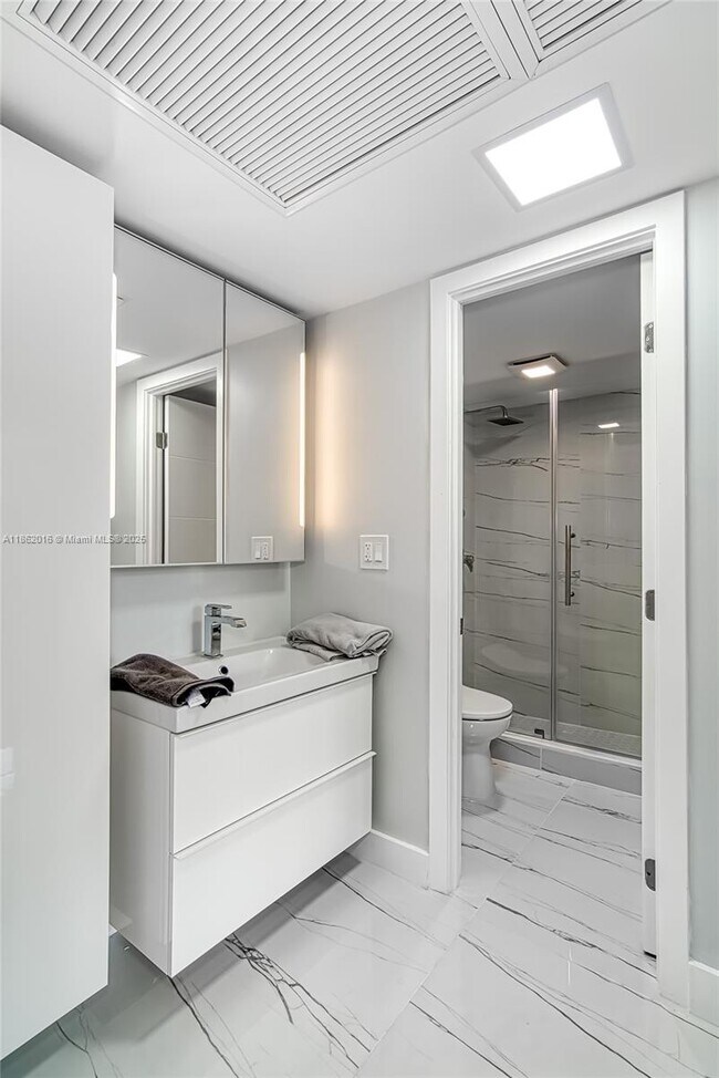 Building Photo - 3140 S Ocean Dr