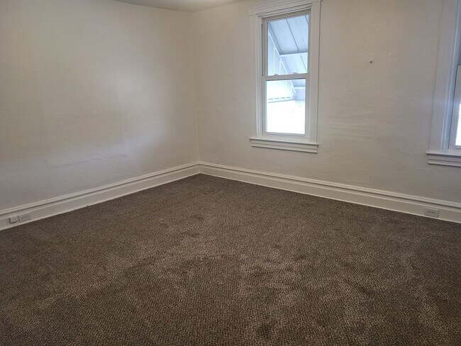 Building Photo - Newly Renovated 2 Bed, 1 Bath Home in Haze...