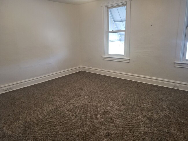 Building Photo - Newly renovated 2 bedroom in Hazelwood! Av...