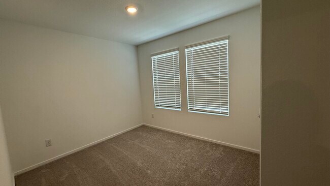 Building Photo - 912 Pertuso Ln