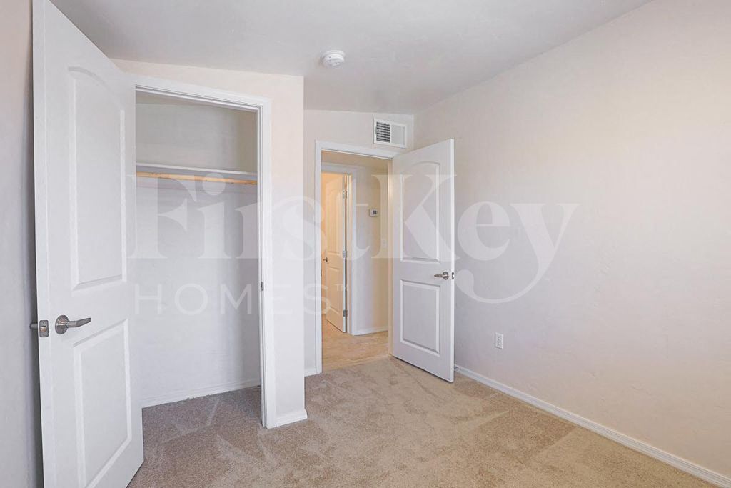 Building Photo - 1124 W Cinnabar Ave