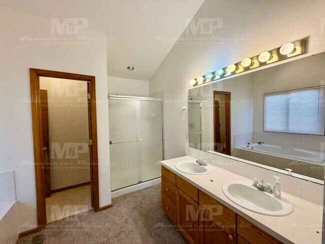 Building Photo - 4400 Vista Dr