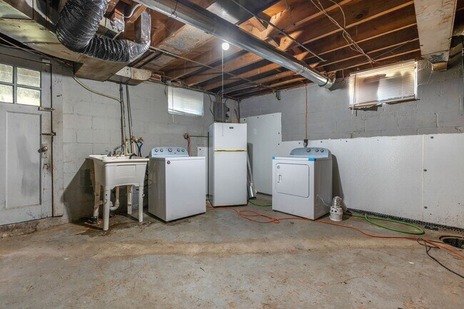 Building Photo - PENDING - Newly Renovated 3 Bedroom 2 Bathroom in