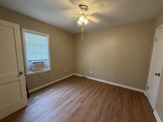 Building Photo - Wonderful updated home! 3/1!