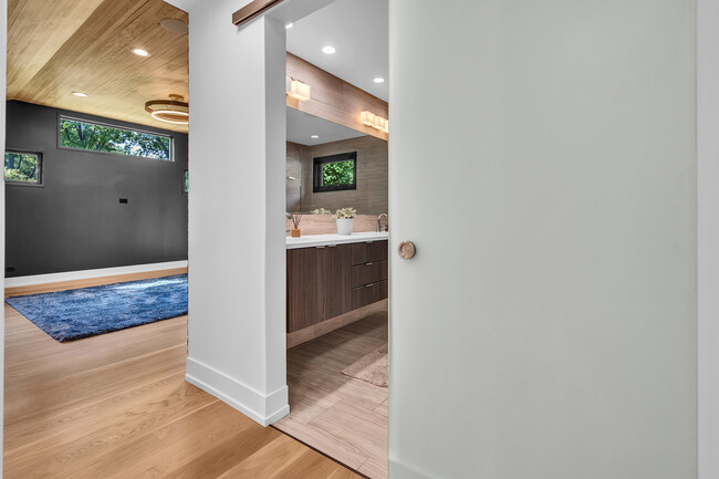 Building Photo - 623 Echo Ln