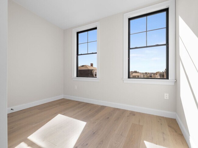 Building Photo - 4 Bed / 2 Bath in South Boston | In-Unit Laundry | 9/1