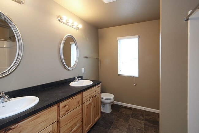 Building Photo - Reserve this Twin Home in a COZY Neighborhood Available Now!