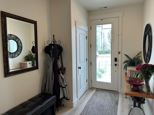 Building Photo - 4672 Vermillion Dr