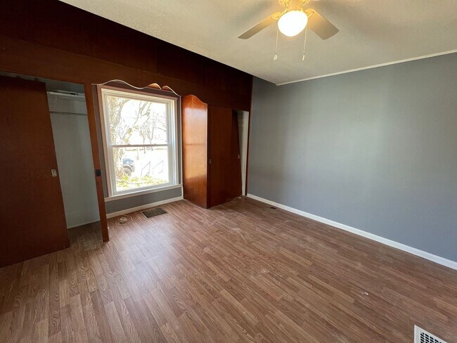 Building Photo - Adorable Newly Fixed Up Home!