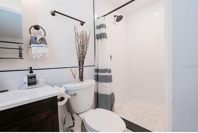 Building Photo - 3229 W Fielder St