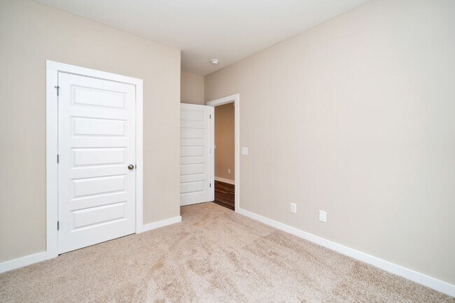 Building Photo - Gorgeous 3BR Home – Fresh Renovation with Appliances Included!