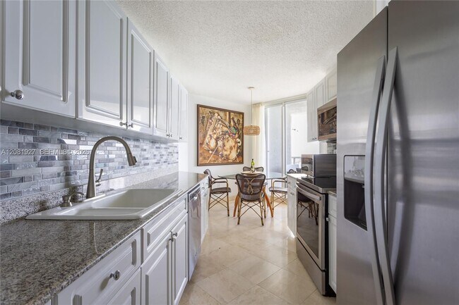 Building Photo - 16711 Collins Ave