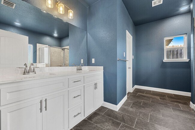 Building Photo - Modern 3 Bed / 2 Bath Home with Granite Kitchen & Full Fenced Yard in Temple