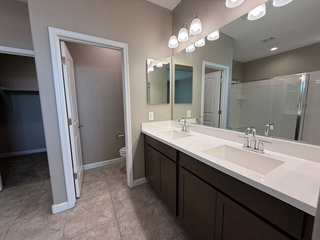 Building Photo - Beautiful Newer 4 Bedroom 3 Bathroom Anthem at Merrill Ranch Home!