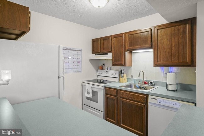 Building Photo - 44759 Woodlake Ct