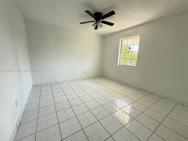 Building Photo - 548 SW 17th Ave