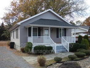 Building Photo - 930 Bryant Ave