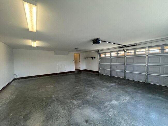 Building Photo - 2105 Harborview Dr