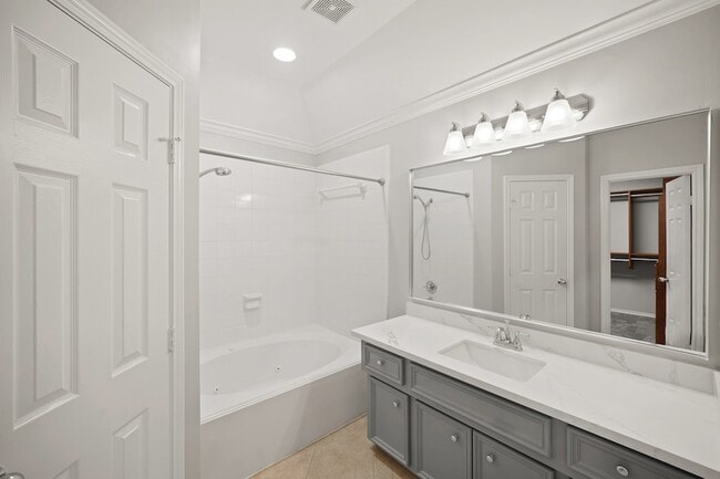 Building Photo - 1014 Rochow St