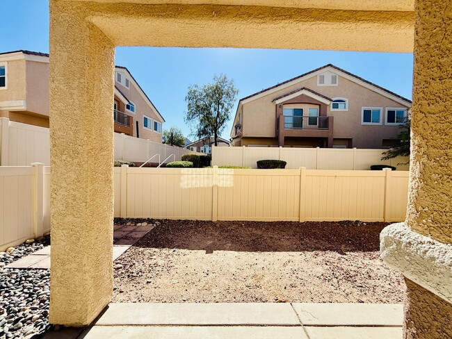 Building Photo - Great Spacious 3 bedroom Townhome Available!