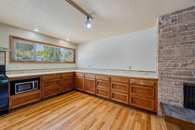Building Photo - Five-bedroom in Kent, Scenic Hill Neighbor...