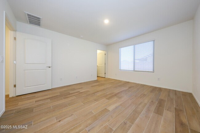 Building Photo - 9122 E Red Blf Ct