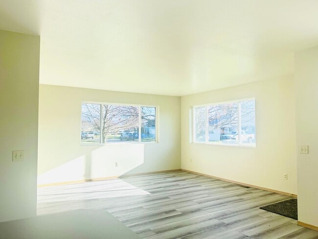 Building Photo - Warm, Spacious, New Remodeled Three Bedroom Home Available Now in Kalispell