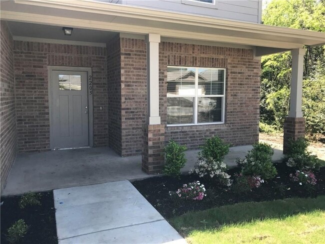 Building Photo - 2205 Bettylou Ln