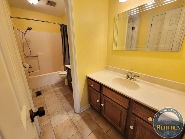 Building Photo - Charming 2BR/1.5BA Townhome Near the Greenway!