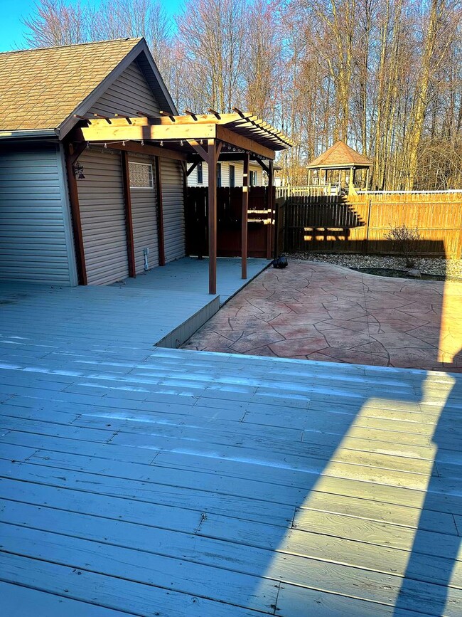 Building Photo - Welcome to this stunning 4 bedroom, 3 bath...