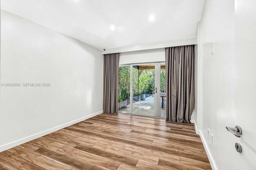 Building Photo - 570 NE 52nd Terrace