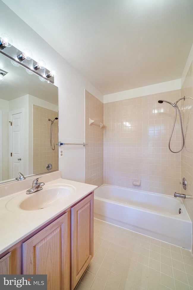 Building Photo - 6207 Woodland Lake Dr