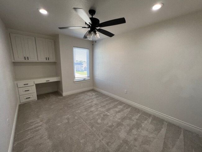 Building Photo - Easy Living with AMRR: Beautiful 4-Bedroom Home Near HEB